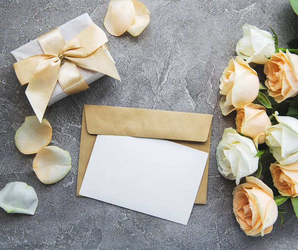 White roses and greeting card - Foto, afbeelding