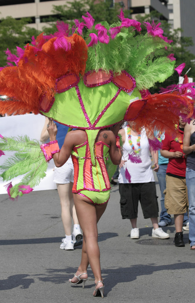 Beau costume coloré de la parade de la fierté d'Indy
 - Photo, image