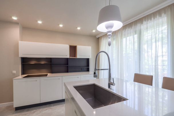 Yeni modern beyaz mutfak. Yeni lüks ev. İç fotoğrafçılık - Fotoğraf, Görsel