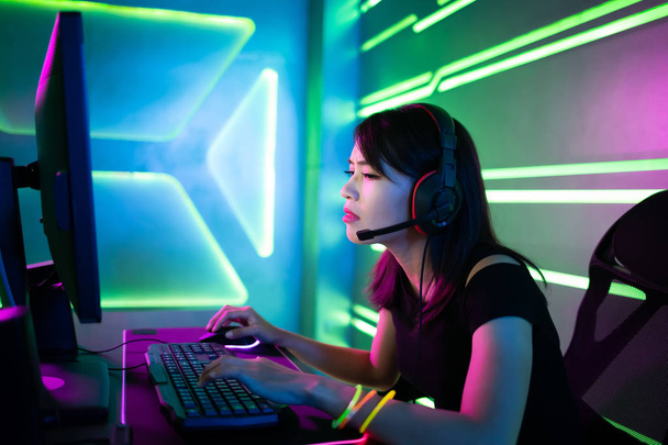 Asian girl cyber sport gamer - Фото, зображення