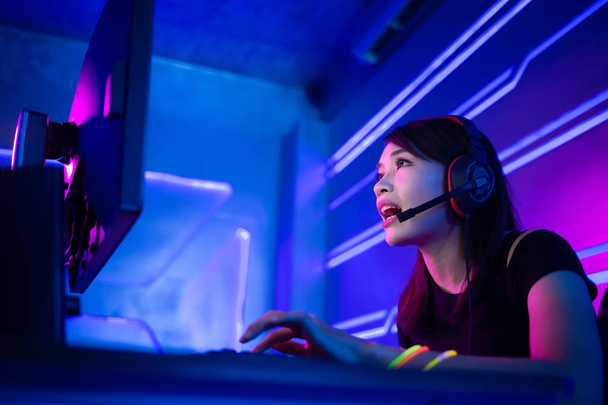 cyber sport gamer playing game - Фото, изображение