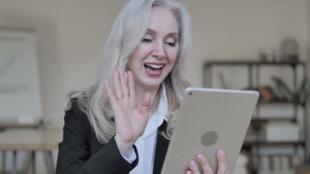 Chat de Video en Línea por Senior Business Woman en Tablet
 - Imágenes, Vídeo