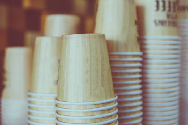 много одноразовых чашек для кофе
 - Фото, изображение