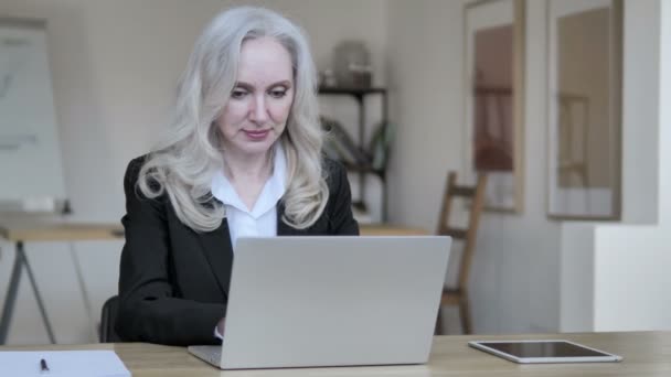Sick Senior Businesswoman Coughing at Work - Záběry, video
