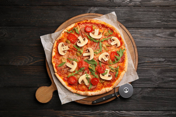 Flat lay composition with delicious pizza baked in oven - Foto, Bild
