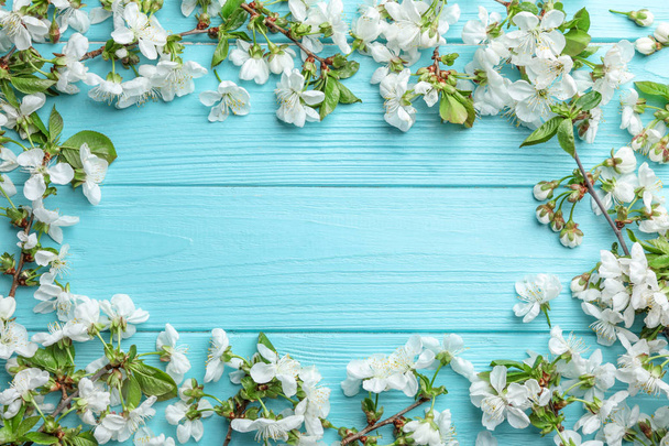Rahmen aus schönen frischen Frühlingsblumen auf Holzgrund, Draufsicht. Raum für Text - Foto, Bild