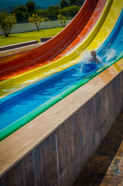 Çocuk bir slayt su park gezintisi - Fotoğraf, Görsel