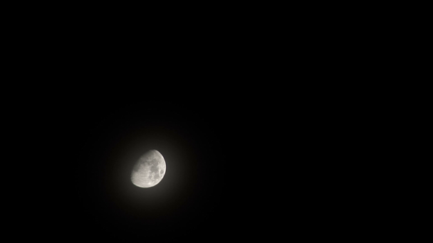 tijdspanne van een volle maan met duidelijke wolken - Video