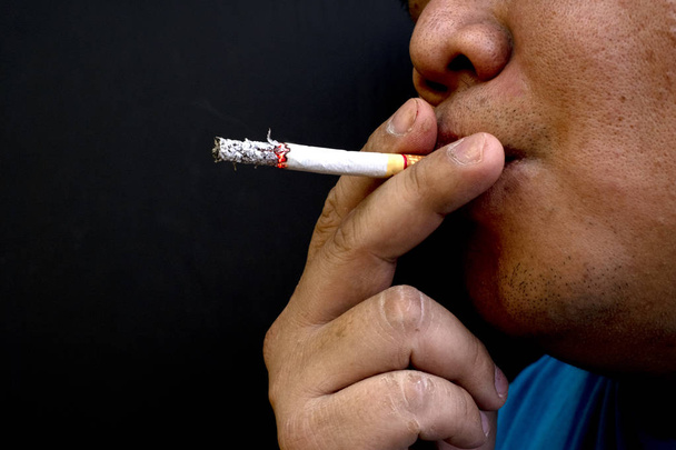 Muž v ruce kouření cigaret, obrazu cigaretového kouře - Fotografie, Obrázek