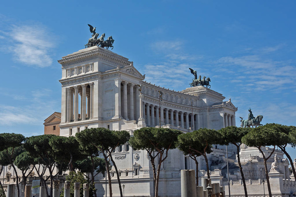 Památník Vittoria Emanuele II, známý také jako Vittoriano, nebo Altare della Patria, postavený mezi Piazza Venezia (benátský čtverec) a Capitolinský kopec-centrální centrum Říma .  - Fotografie, Obrázek