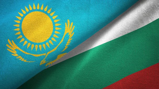 Kazachstan en Bulgarije twee vlaggen textiel doek, weefsel textuur  - Foto, afbeelding