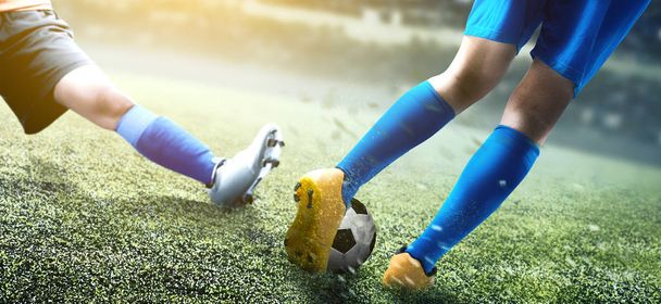 Футболистка женщина скользящий сбить мяч от своего оппонента
  - Фото, изображение