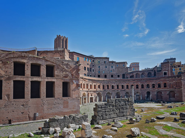 Ринок Траяна (ринки Траяна), великий комплекс руїн у місті Рим, Італія, розташований на Віа деї форі Імперіалі, частина форуму Траяна. - Фото, зображення