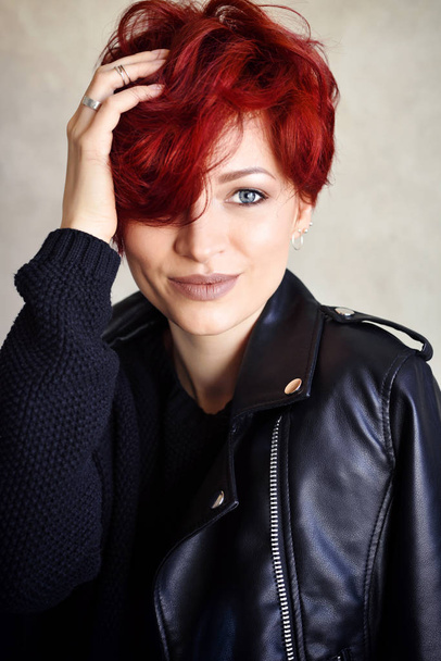 Πορτρέτο μιας όμορφης νεαρής κοκκινομάλλας με κοντά μαλλιά - Φωτογραφία, εικόνα