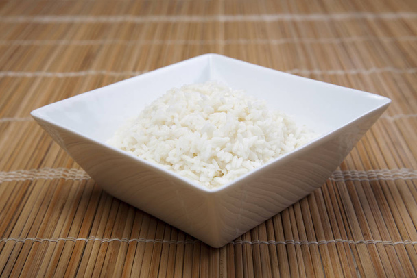 Bowl of white rice on tatami mat - Valokuva, kuva