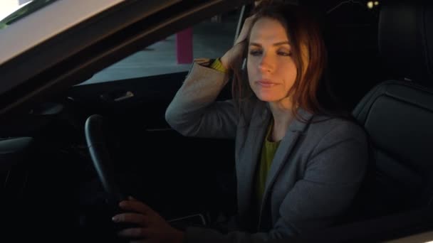Frau ist wütend und schlägt die Hände ans Lenkrad, weil ihr Auto kaputt gegangen ist - Filmmaterial, Video