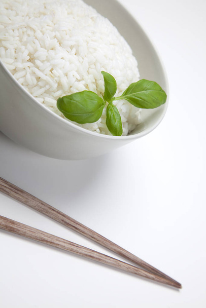 Bowl of white rice isolated on white - Foto, afbeelding