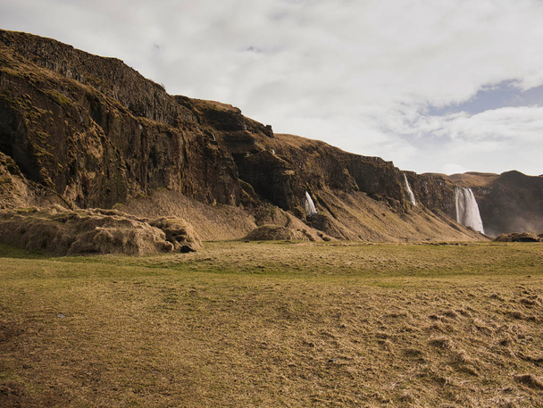Mountain slope with several waterfalls in Iceland - Foto, afbeelding