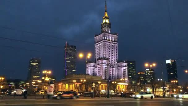 Nocny ruch miejski w centrum Warszawy w pobliżu Pałacu nauki i kultury, Polska. Timelapse - Materiał filmowy, wideo