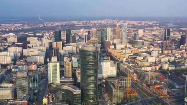 Θέα από το ύψος στο Επιχειρηματικό κέντρο της Βαρσοβίας: το παλάτι της επιστήμης και του πολιτισμού στο παρασκήνιο - Πλάνα, βίντεο