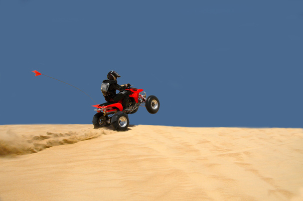 ATV Rider húz egy egykerekű - Fotó, kép