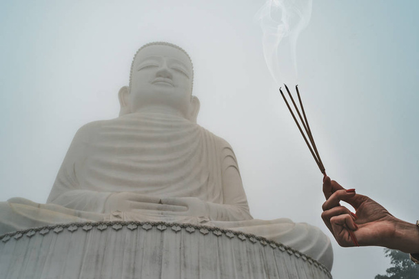 サンワールド・バ・ナ・ヒルズ・ダナンの霧の中の仏像、ベトナム - 写真・画像