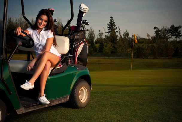 golf girl smiling on lawn  - Foto, Imagen