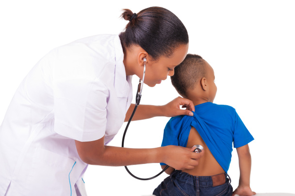 Mujer afroamericana doctora con niño
 - Foto, imagen