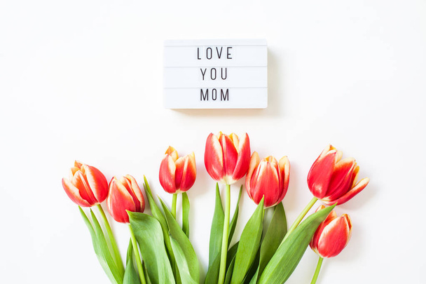 Carte de vœux de la fête des mères avec des fleurs de tulipe rouge
 - Photo, image