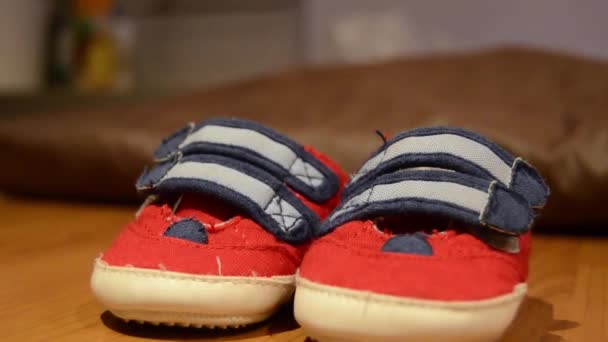 Matka si bere dětské boty z stolu - Záběry, video
