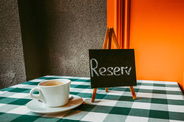 reservierter Tisch im Café - Foto, Bild