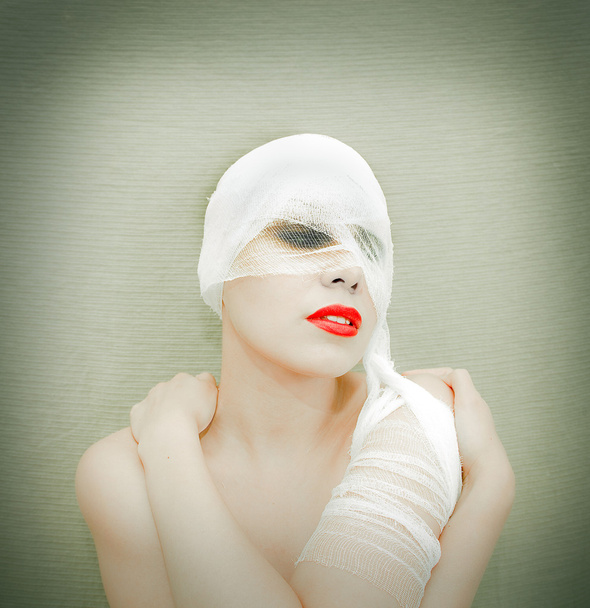 Mulher em bandagem
 - Foto, Imagem
