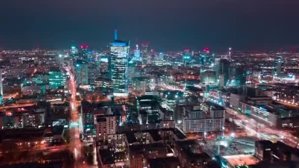 Hiperlapso aéreo do centro de negócios de Varsóvia à noite: arranha-céus e Palácio da Ciência e Cultura
 - Filmagem, Vídeo