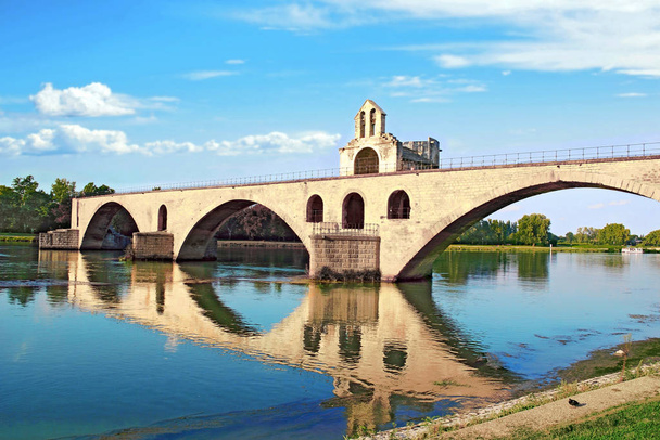 A híd Saint Bnzet úgynevezett pont d ' Avignon sur a Rhone Franciaországban.      - Fotó, kép