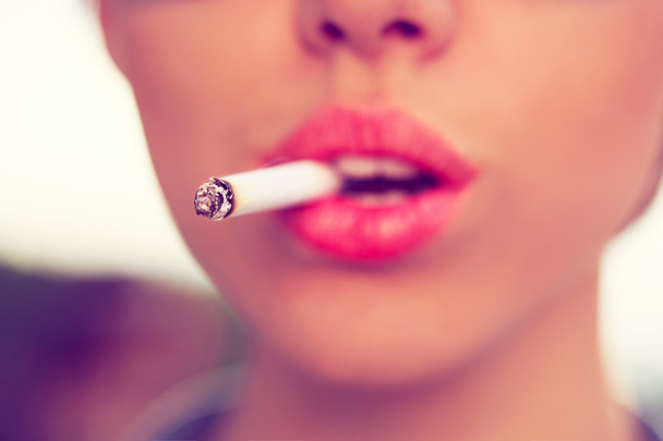 woman smoke a cigarette - Φωτογραφία, εικόνα