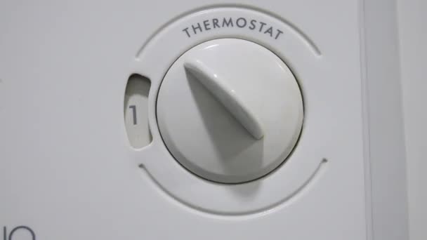 Mano della donna che cambia livello sul termostato - livello dell'apparecchio, livello di elettrificazione, metro di livello
 - Filmati, video