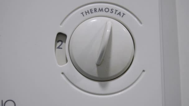 Mano della donna che cambia livello sul termostato - livello dell'apparecchio, livello di elettrificazione, metro di livello
 - Filmati, video