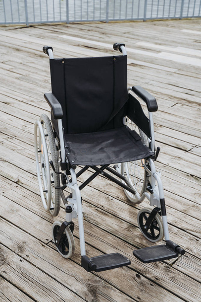 Wheelchair alone in the park - Zdjęcie, obraz