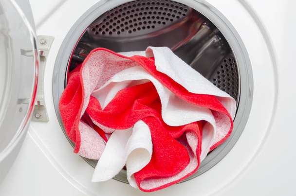 Conceito de lavar roupa colorida. Fechar a máquina de lavar roupa e roupas coloridas
 - Foto, Imagem