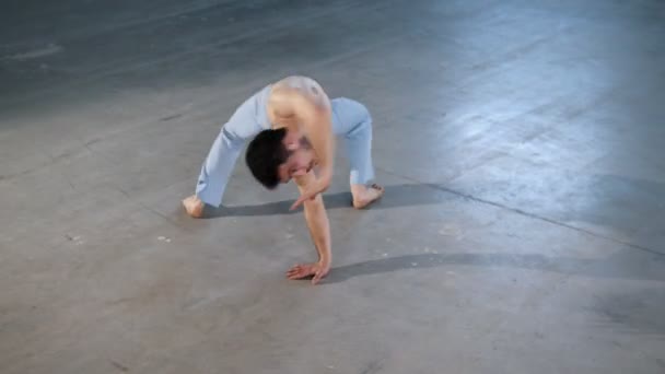 Um homem acrobático a treinar as suas habilidades. Realização de capoeira elementos acrobáticos
 - Filmagem, Vídeo