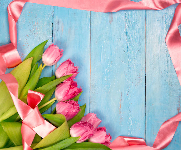 青い木製のテーブルにチューリップの花束。幸せな女性の日。8 年 3 月の母の日。平らに置くし、スペースをコピー - 写真・画像