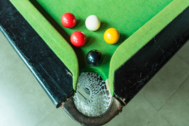 Закрыть снукерный мяч на зеленом бильярдном столе
. - Фото, изображение