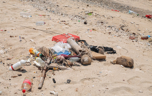 basura en la playa de pattaya
 - Foto, Imagen