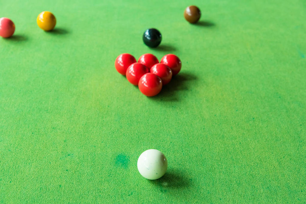 Feche a bola de snooker na mesa de snooker verde
. - Foto, Imagem