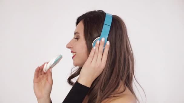 Chica joven feliz en grandes auriculares escuchando música
. - Metraje, vídeo