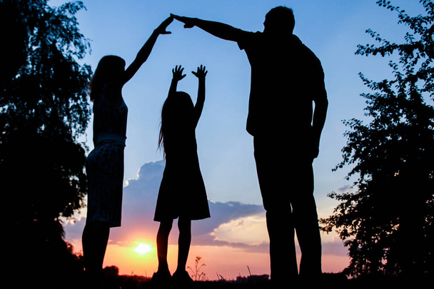 glückliche Familie zusammen bei Sonnenuntergang Silhouette - Foto, Bild