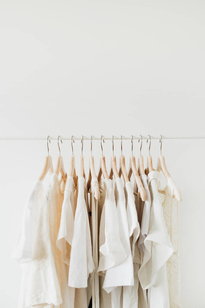 Vêtements féminins sur cintre. Composition de mode minimale sur fond blanc. Concept de style de vie
. - Photo, image
