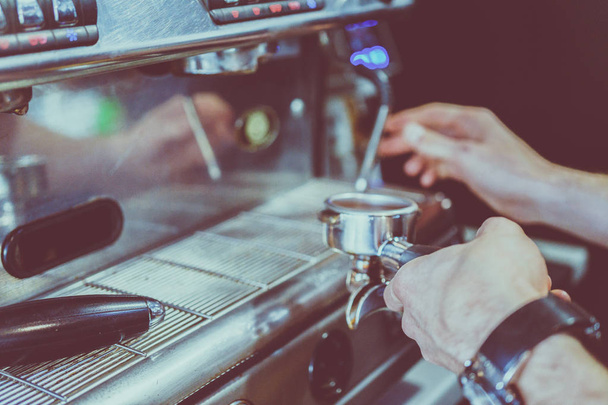 baarimikko valmistaa kahvia kahvinkeittimessä
 - Valokuva, kuva