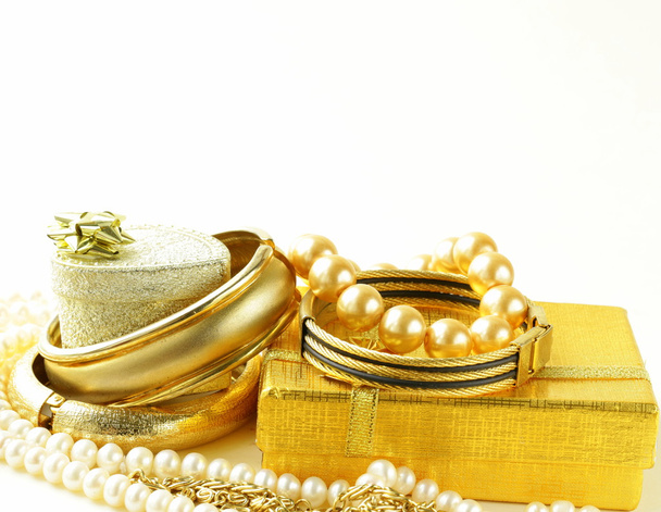 Gold- und Perlenschmuck, Geschenkschachteln auf weißem Hintergrund - Foto, Bild