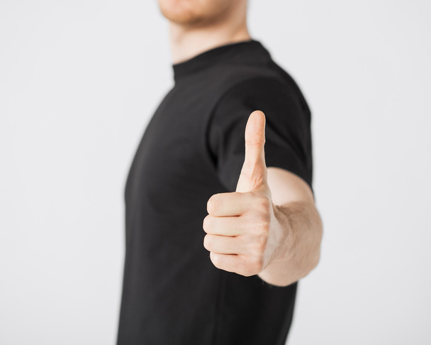 Man showing thumbs up - Фото, изображение